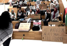فيديو ..... بدء الاعتصام الاحتجاجي الطلابي داخل ساحات جامعة يتبوري السويدية تضامناً مع طلاب الجامعات الامريكية و دعماً لفلسطين وغزة