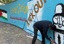 لوحة جدارية ضد مشاركة إسرائيل في مهرجان يورو فيجين بمالمو