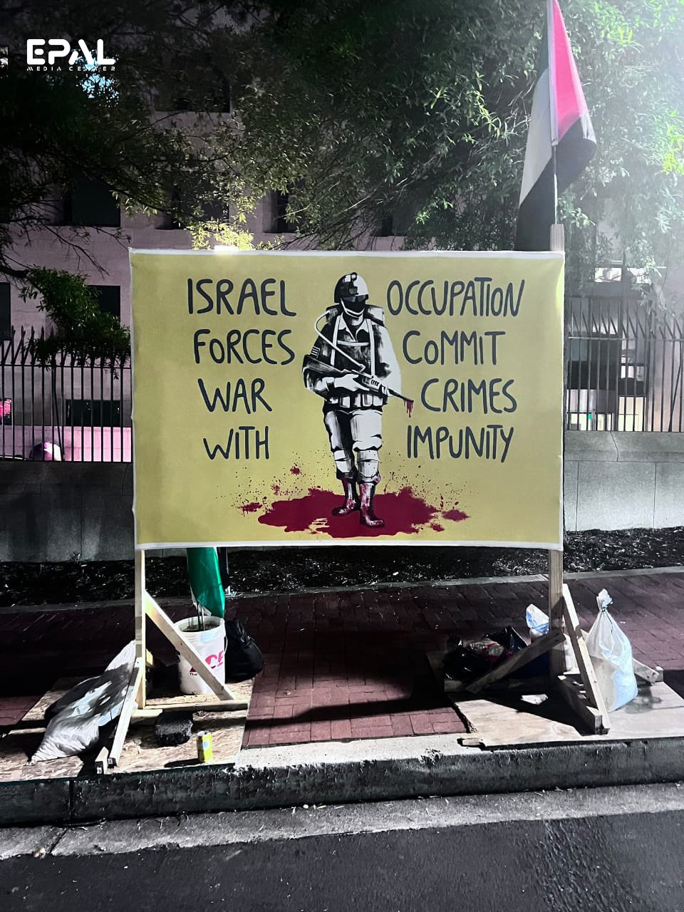 وضع لافتات مؤيدة لغزة أمام السفارة الإسرائيلية في واشنطن-01
