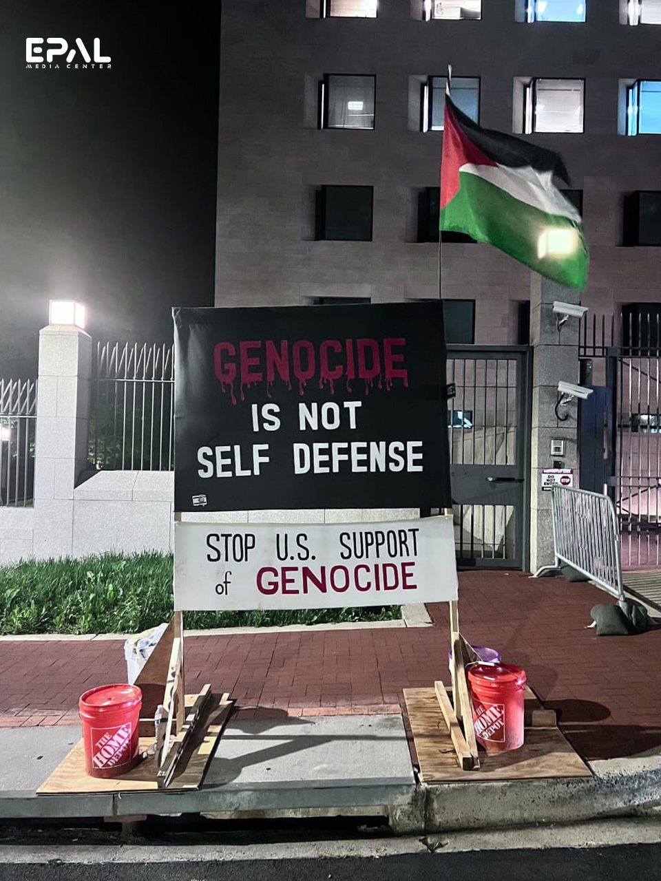 وضع لافتات مؤيدة لغزة أمام السفارة الإسرائيلية في واشنطن