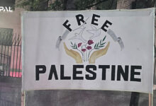 وضع لافتات مؤيدة لغزة أمام السفارة الإسرائيلية في واشنطن