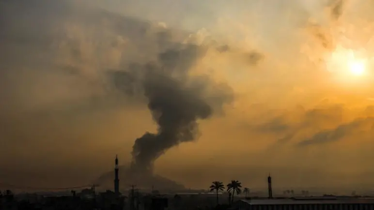 الكيان الإسرائيلي ينفذ ضربات جوية على قطاع غزة رداً على هجوم صاروخي