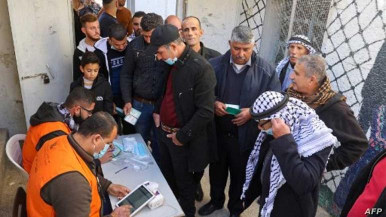الفلسطينيون يصوتون في انتخابات محلية في الضفة الغربية مع امتناع قطاع غزة عن المشاركة