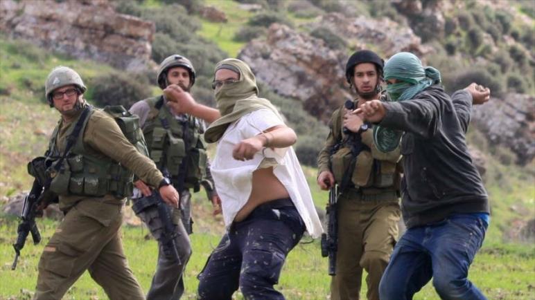 فيديو: عشرات المستوطنين الإسرائيليين يهاجمون الفلسطينيين بالحجارة ويدمرون الممتلكات في قرية بالضفة الغربية