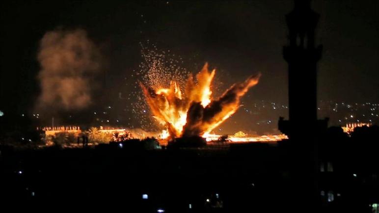 الكيان الإسرائيلي يقصف جنوبي قطاع غزة ليل الأربعاء