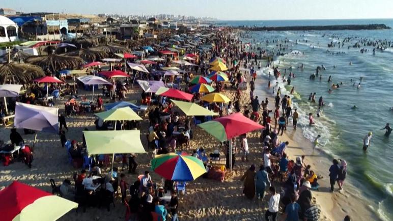 لأول مرة منذ سنوات سكان غزة يستمتعون بالسباحة في مياه البحر الأبيض المتوسط بعد تنظيفها