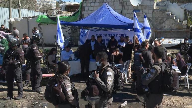 توتر واشتباكات في حي الشيخ جراح في أعقاب زيارة نائب يميني إسرائيلي
