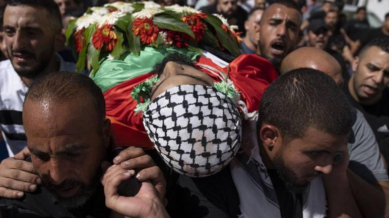 ألاف الفلسطينيبن يشيّعون جثمان شابٍ في القدس بعد احتجاز الكيان الإسرائيلي جثته لأسابيع 