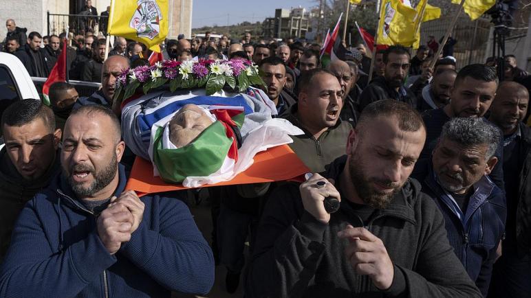 شاهد: فلسطينيون يشيعون جثمان فلسطيني يحمل الجنسية الأمريكية توفي بعد اعتقاله من قبل الجيش الإسرائيلي