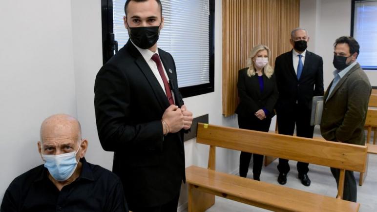 نتنياهو وأولمرت: رئيسا وزراء سابقين للكيان الإسرائيلي يتواجهان أمام المحكمة في قضية تشهير