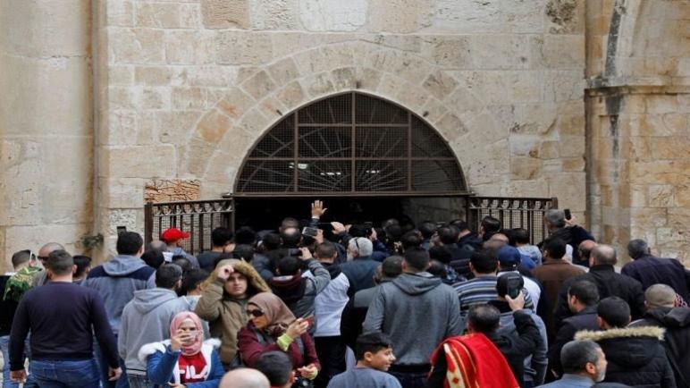 الفلسطينيون يرفضون القيود التي يحاول الكيان الإسرائيلي فرضها على بوابة الرحمة في المسجد الأقصى
