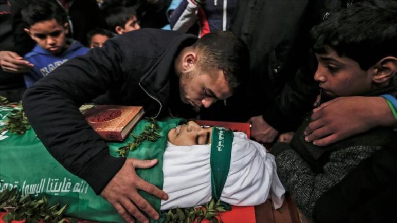 استشهاد طفل فلسطيني متأثرا بجراحه التي أصيب بها برصاص الجنود الإسرائيليين في قطاع غزة