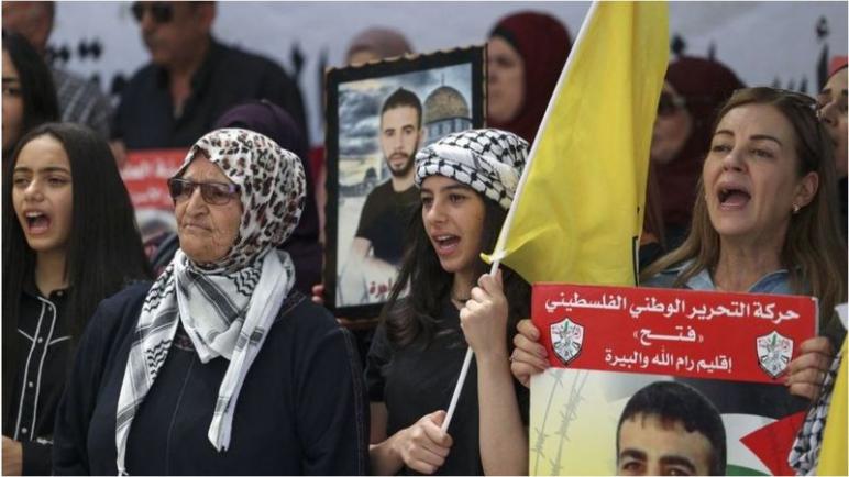 الأسرى الفلسطينيين الذين تحتجزهم إسرائيل يدخلون في إضراب جماعي عن الطعام