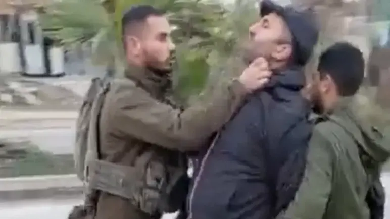 جندي إسرائيلي يعتدي بالضرب على فلسطيني كان يرافق صحفي أمريكي في الخليل