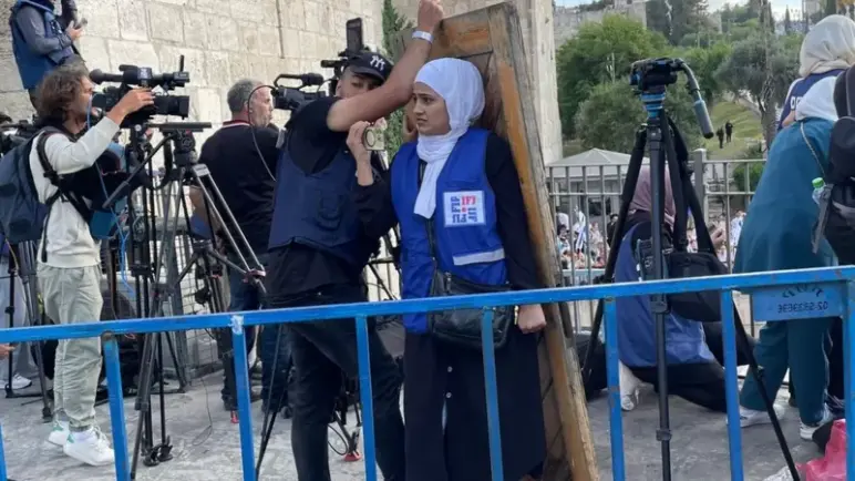القوميون الإسرائيليون يعتدون على الصحفيون أثناء مسيرة الأعلام في البلدة القديمة في القدس