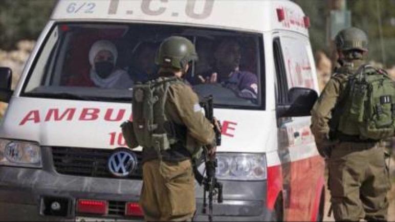 جنود الاحتلال الإسرائيلي يطاردون سيارة إسعاف لاعتقال جريح فلسطيني