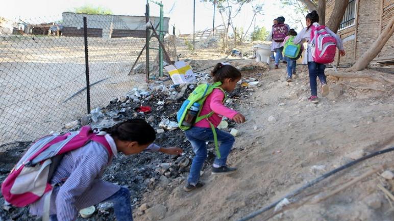 ترويع الأطفال و اخلاء مدرستين في الضفة الغربية بعد أن فتح مستوطن النيران تحت حماية الجيش الإسرائيلي