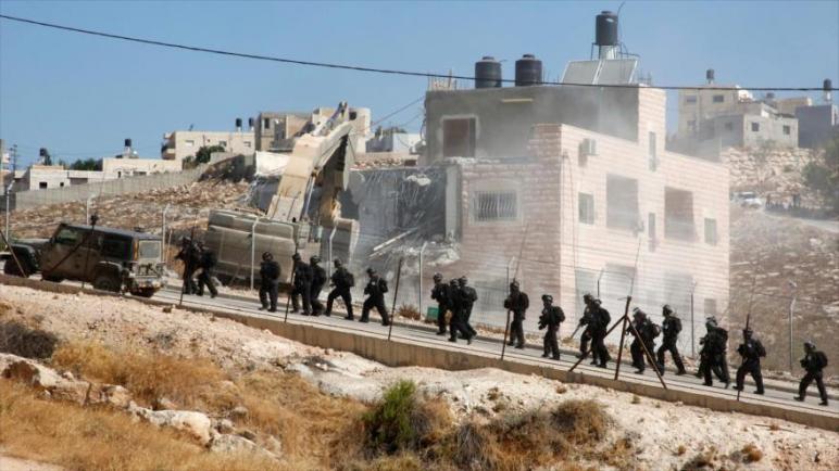 الكيان الإسرائيلي يجبر عائلة فلسطينية على هدم منزلها في القدس