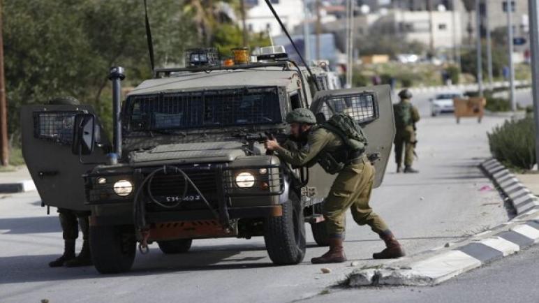 أطلق جنود الاحتلال الإسرائيلي النار على فلسطيني هاجمهم بسكين