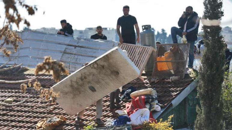 مواجهة بين شرطة الكيان الإسرائيلي وفلسطينيين بسبب إخلاء منزل عائلة الصالحاني في حي الشيخ جراح