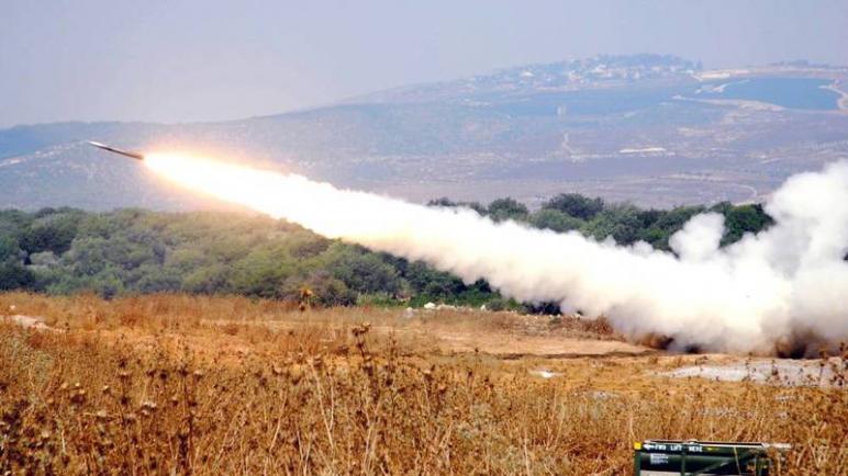 إطلاق عشرات الصواريخ من لبنان على الكيان الإسرائيلي
