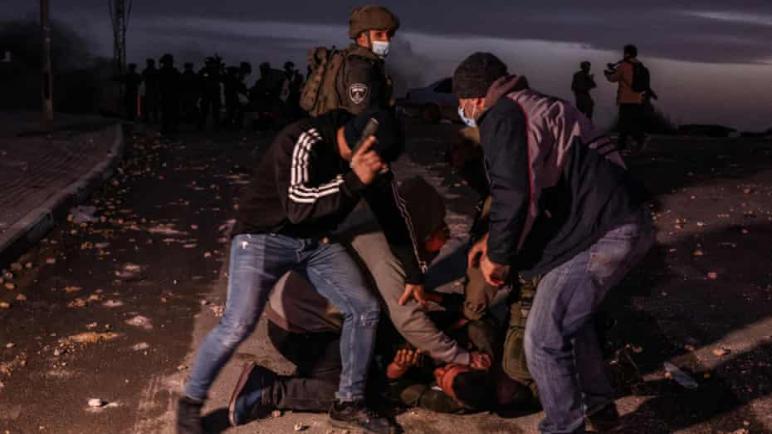 يستخدم الفلسطينيون وسائل التواصل الاجتماعي لمواجهة المستعربين الإسرائيليين الذين يطاردونهم في المظاهرات