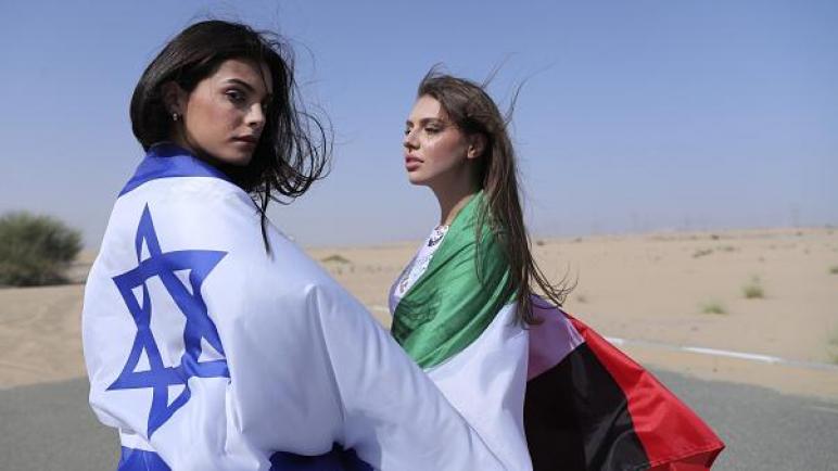 عارضة أزياء تحتفل بتطبيع العلاقات بين الكيان الإسرائيلي والإمارات بملابس النوم في صحراء دبي