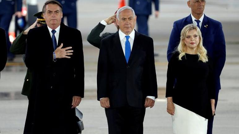 بولسونارو رئيس البرازيل والمعروف بإسم ترامب البرازيل يصل إلى تل أبيب ويحيي نتنياهو بالعبرية ” أحب إسرائيل”