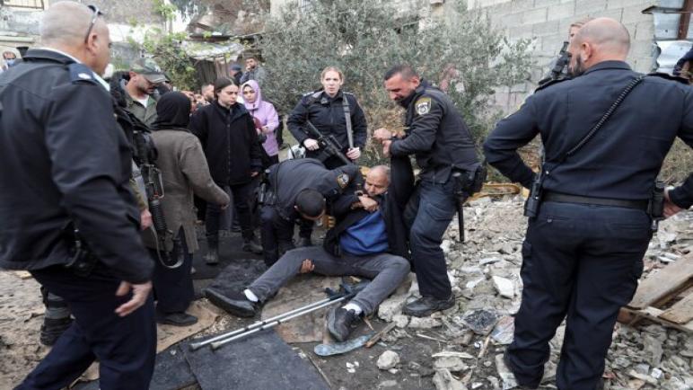 قوات أمن الكيان الإسرائيلي تعتقل أربعة فلسطينيين للإشتباه بقتل مستوطن وجرح اثنان أخران