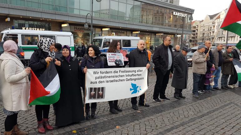 دعوات لدعم الأسرى الفلسطينيين خلال وقفة تضامنية في العاصمة برلين