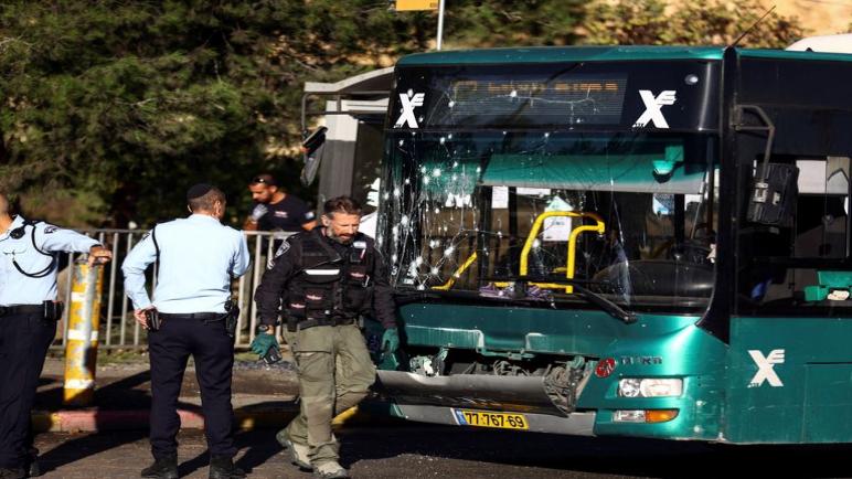 قتيل و 14 جريح على الأقل في انفجارين بمحطتي حافلات بالقدس