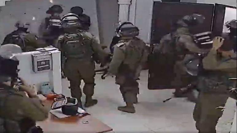 قوات الكيان الإسرائيلي تداهم مكاتب سبع منظمات فلسطينية غير حكومية وتغلقها