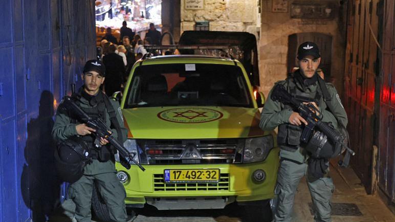 شرطة الكيان الإسرائيلي تزعم أن فلسطينياً طعن اثنين من عناصرها في القدس
