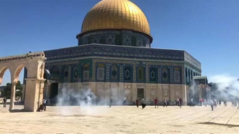 اشتباكات بين المصلين الفلسطينيين والشرطة الإسرائيلية في المسجد الأقصى في أول أيام عيد الأضحى المبارك