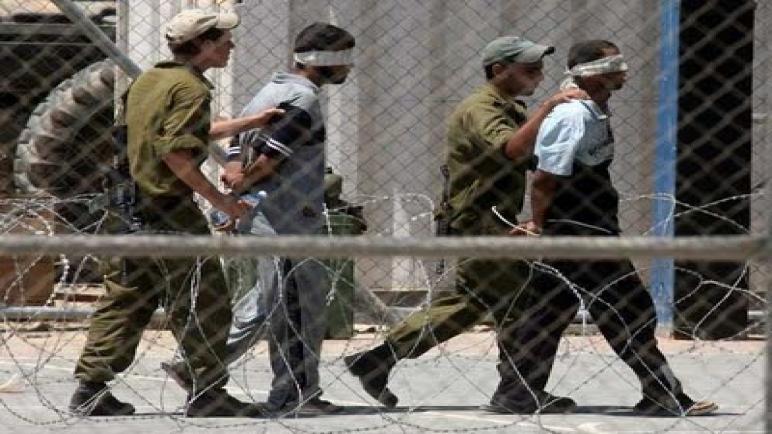 أسرى فلسطينيون يبدأون اضرابا عن الطعام والماء في سجني ريمون والنقب احتجاجا على ظروف اعتقالهم