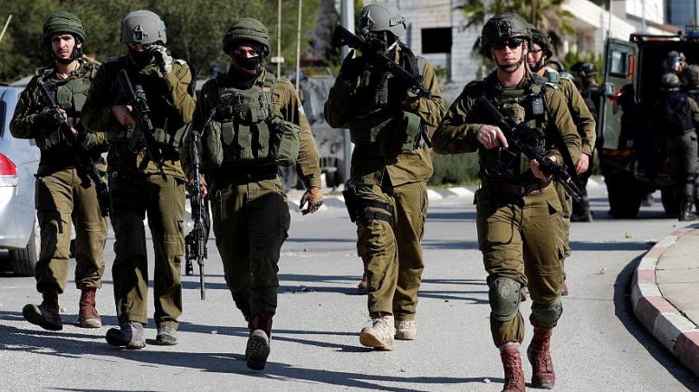 الشرطة الإسرائيلية تطلق النار على فلسطيني بزعم محاولة صدمهم بسيارة