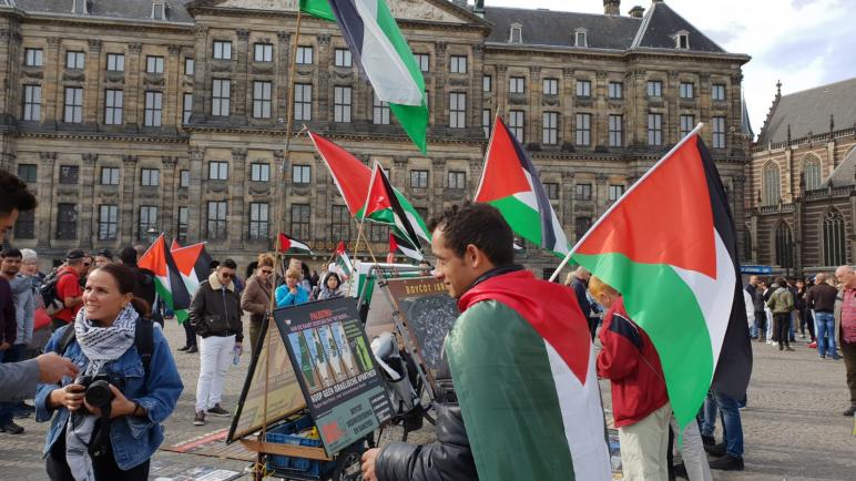 الجالية الفلسطينية في هولندا تنظم وقفة شعبية وترفع العلم الفلسطيني في أمستردام