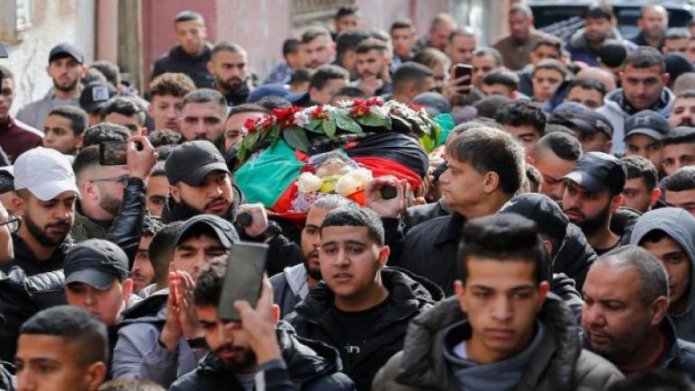 شاهد: تشييع جنازة فلسطيني قتل بالرصاص بعد إطلاقه النار على القوات الإسرائيلية