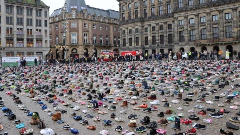 عشرة آلاف حذاء في ساحة دام في أمستردام تخليداً لذكرى أطفال فلسطين الشهداء