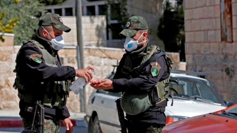 شرطة الكيان الإسرائيلي تعتقل أربعة موظفين كانوا يرشون المطهرات لمكافحة فيروس كورونا