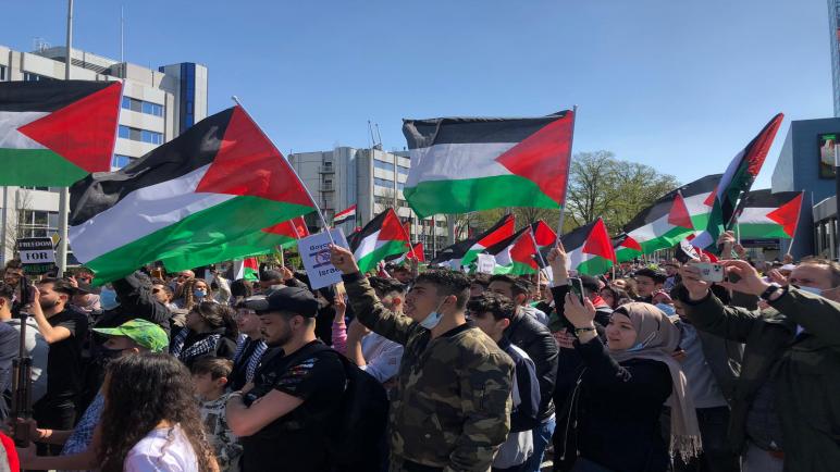 الجالية الفلسطينية في هولندا تعتصم أمام سفارة الاحتلال الإسرائيلي في دنهاخ وتطالب بوقف فوري للعدوان على قطاع غزة والقدس