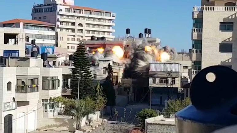 الجيش الإسرائيلي يقوم بتفجير منزل عائلة أبو حميد في مخيم الأمعري في رام الله