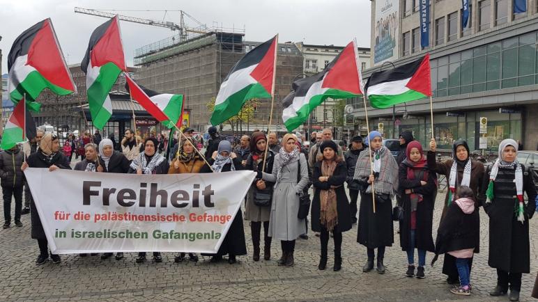 فلسطينيون وألمان يعتصمون في برلين دعما لإضراب الأسرى في سجون الاحتلال