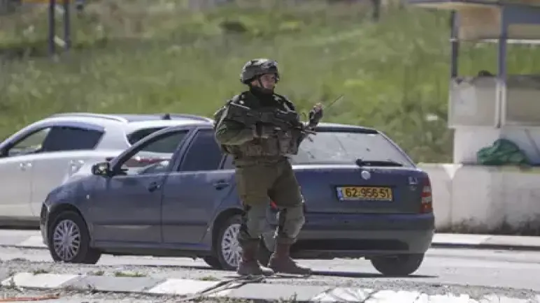 استشهاد شاب فلسطيني بعد إطلاق النار على حاجز إسرائيلي في الضفة الغربية