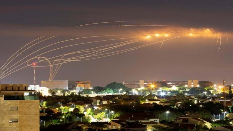 إطلاق 12 صاروخ من غزة على الكيان الإسرائيلي الذي رد بغارات جوية على أهداف لحركة حماس