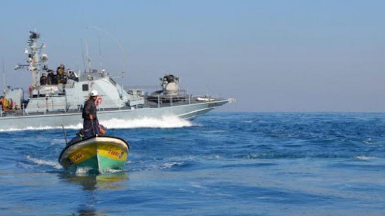 الكيان الإسرائيلي يعيد قوارب الصيد المصادرة من صيادي غزة بعد تحطيمها