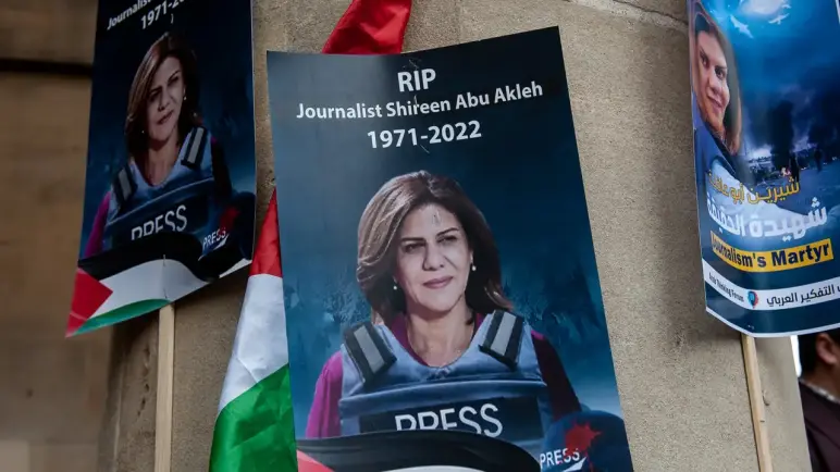 يشكك الخبراء في نتائج التحقيق الإسرائيلي في مقتل الصحفية شيرين أبو عاقلة