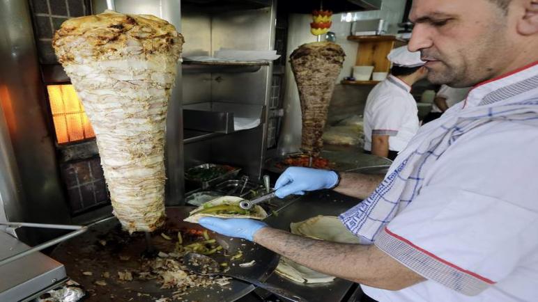سخرية عالمية واسعة بعد ادعاء صحيفة إسرائيلية أن الشاورما هي الأكلة الشعبية لديها