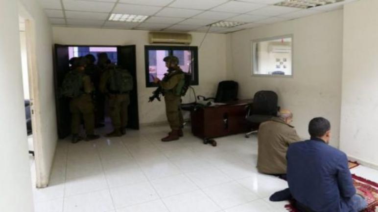 الجيش الإسرائيلي يهاجم وكالة الأنباء الفلسطينية وفا في رام الله