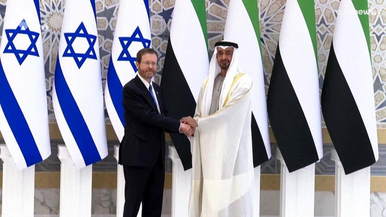 رئيس الكيان الإسرائيلي يعبّر من دبي عن أمله في التطبيع مع المزيد من الدول العربية